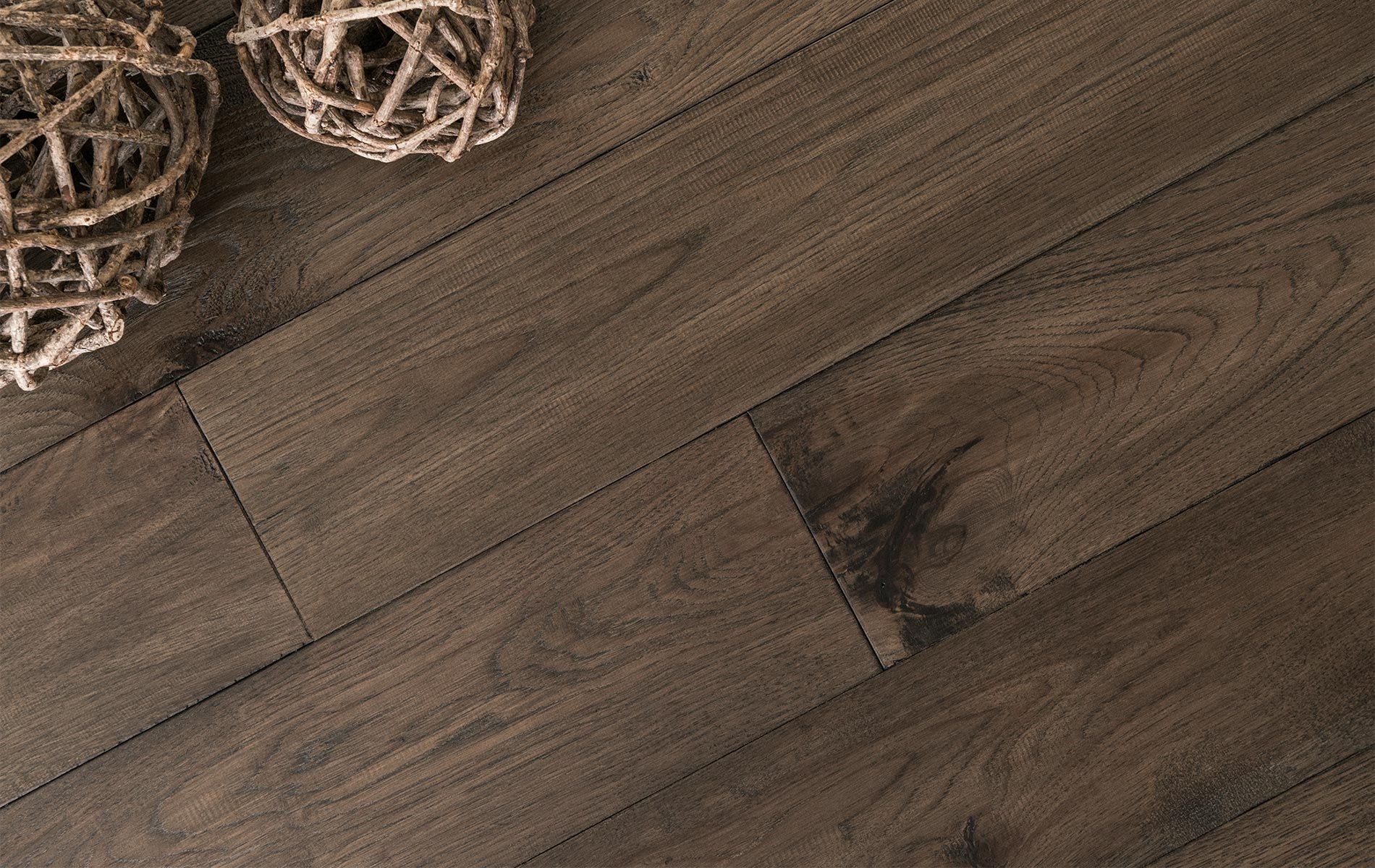 Chi tiết vân gỗ Walnut với sắc nâu tự nhiên